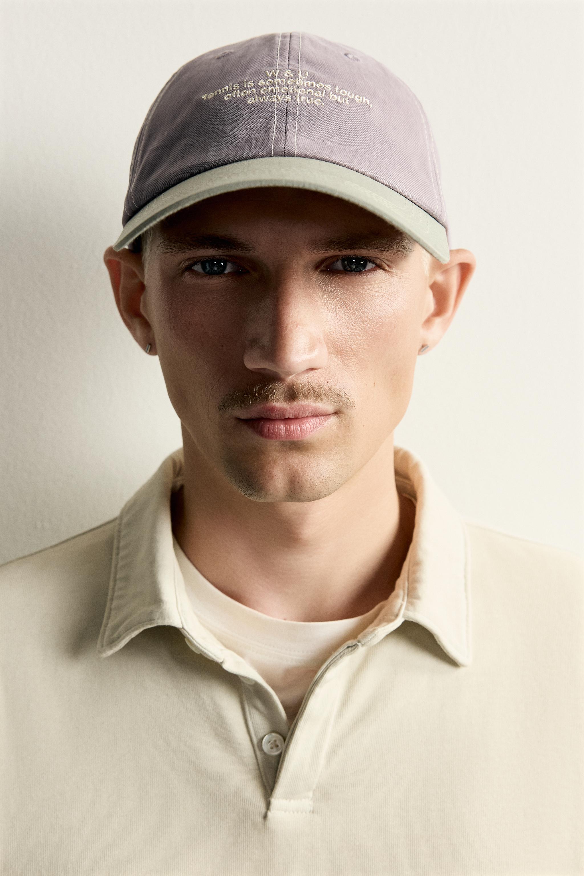 CASQUETTE AVEC INSCRIPTION BRODÉE ET CONTRASTE